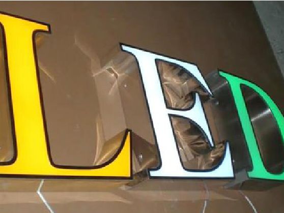 息烽介绍LED招牌的基础知识。